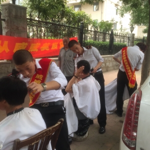 “义务理发送清凉”活动