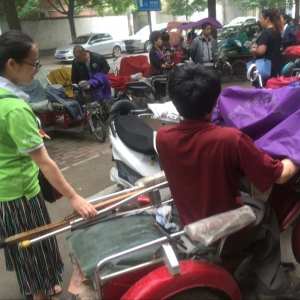 雨之露助残社工携手区残联关爱残疾人免费体检活动
